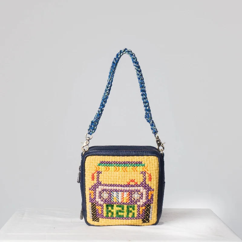 Shoulder Bag with Chain Strap in Silver for a Trendy Appearance[Ready Today] Biyahe Baunan Navy & Yellow